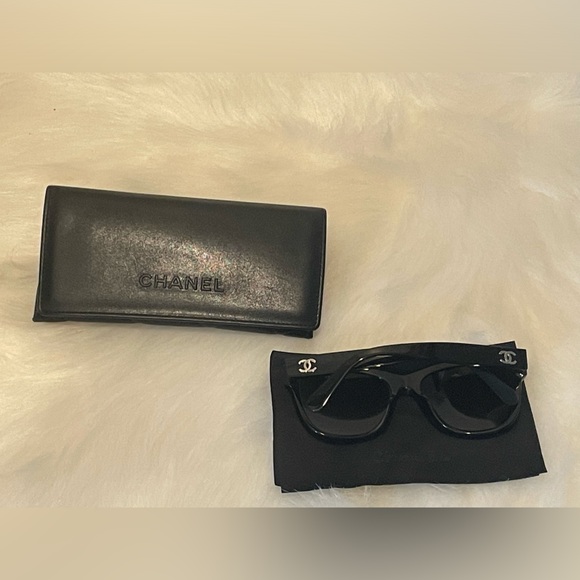 Chanel square sunglasses, black frame, polarized. Only worn twice! - Picture 4 of 4
